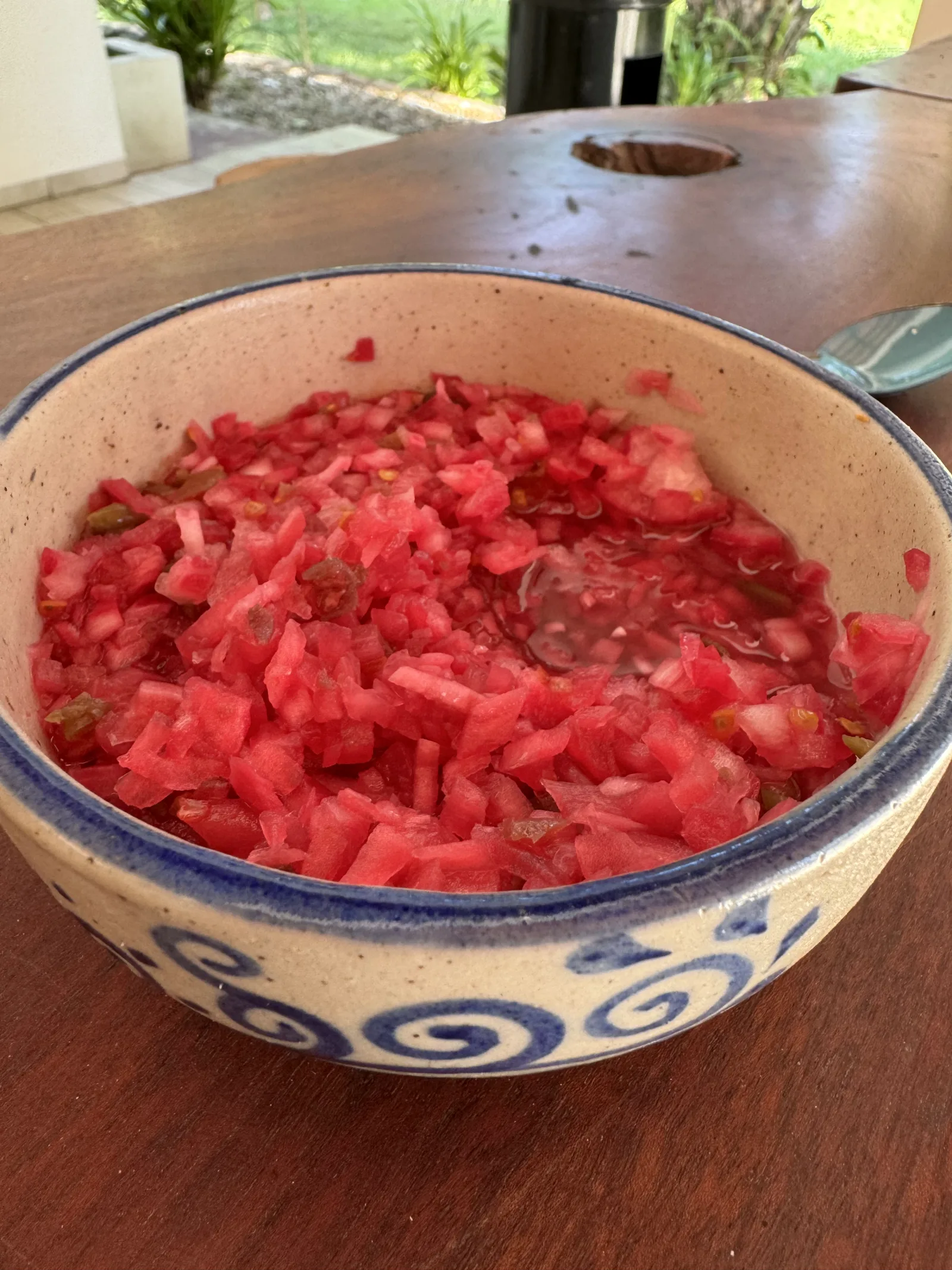 Chile amashito y cebolla morada picados finamente en un tazón