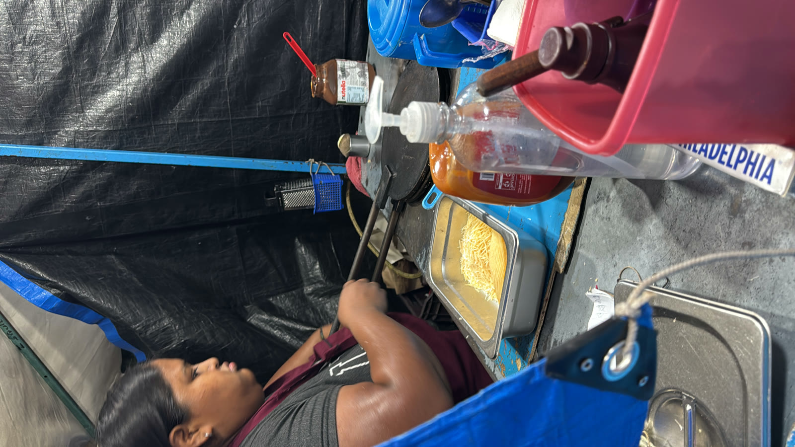 Marquesitas recién hechas en un puesto callejero