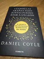 Portada de Cuando las Arañas Tejen Juntas Pueden Atar a un León