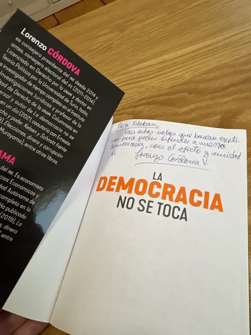 Dedicatoria en La Democracia No Se Toca