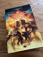 Portada de Las Crónicas de Kane 1: La Pirámide Roja