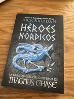 Portada de Héroes Nórdicos: La Guía Oficial del Universo de Magnus Chase