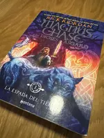 Portada de Magnus Chase y los Dioses de Asgard 1: La Espada del Tiempo