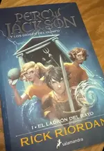Portada de Percy Jackson y los Dioses del Olimpo 1: El Ladrón del Rayo