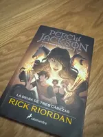 Portada de Percy Jackson y la Diosa de Tres Cabezas