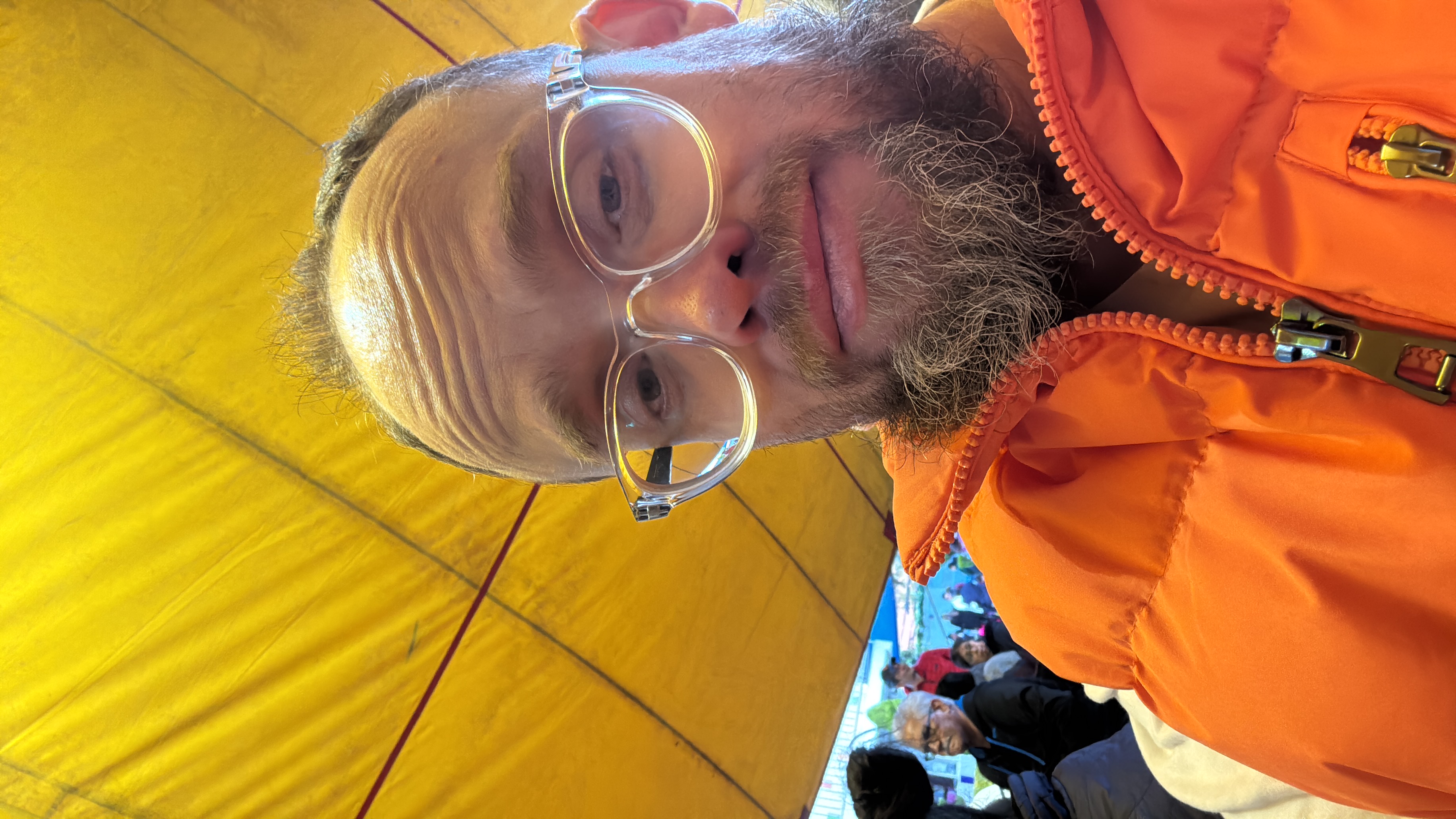 Esteban Rey con su característica camisa naranja en un día al aire libre.