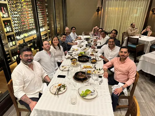Esteban Rey comparte cena con amigos en un ambiente elegante.