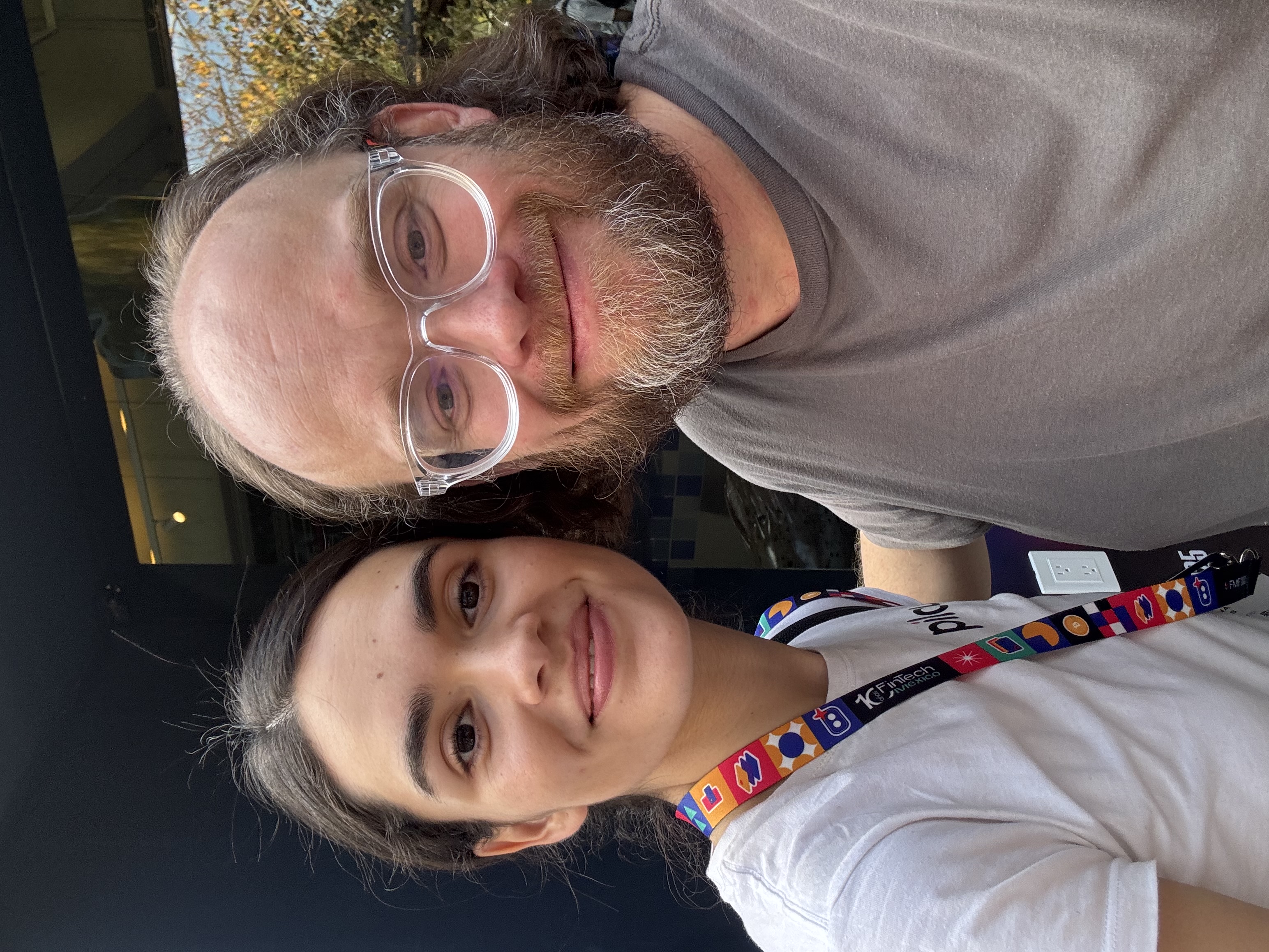 Esteban Rey y una mujer posan juntos al aire libre.