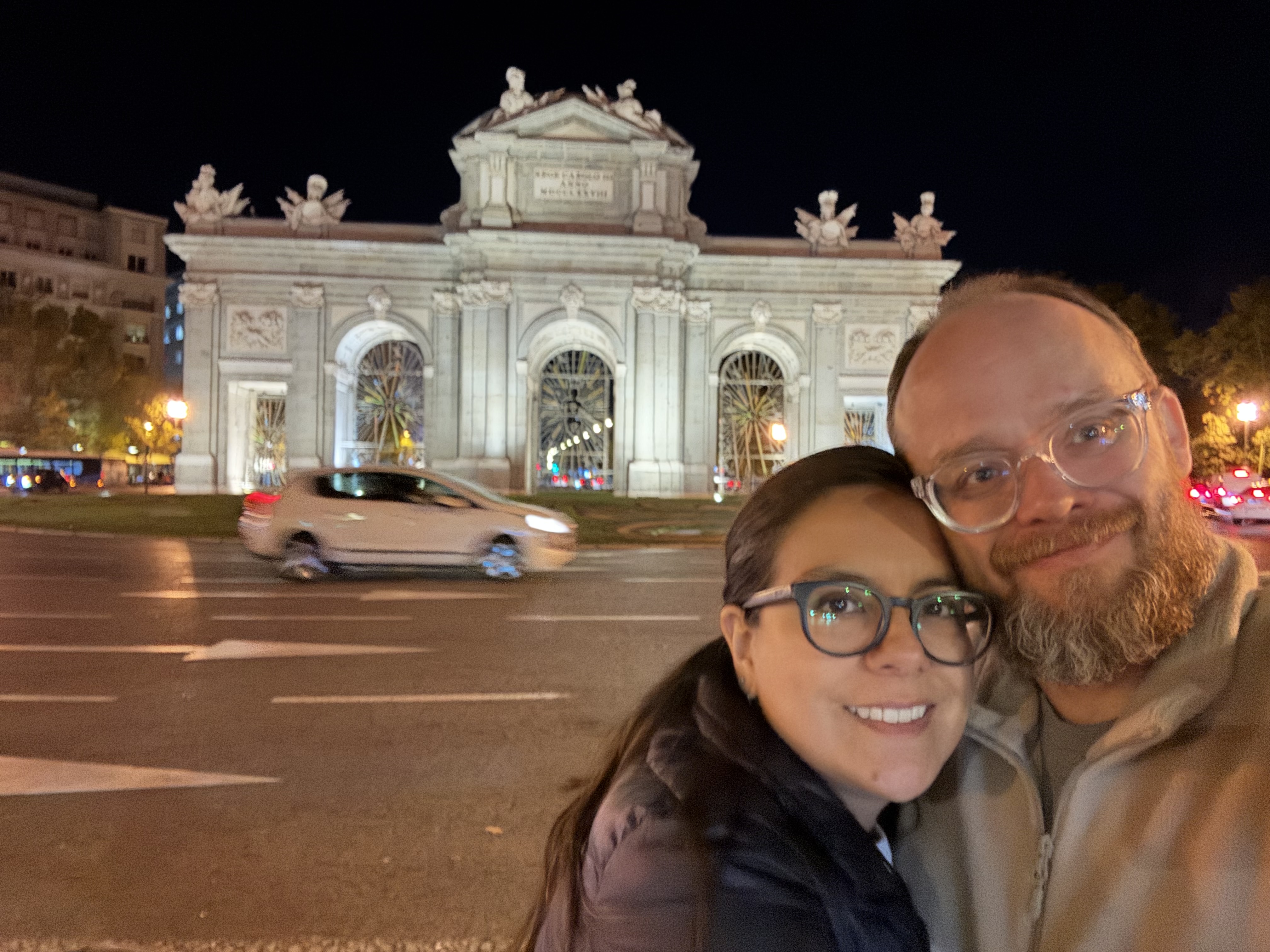 Esteban Rey y su pareja en un cruce de calles urbanas.