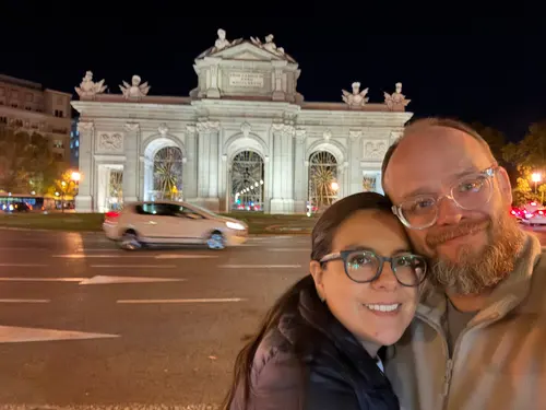 Esteban Rey y su pareja en un cruce de calles urbanas.