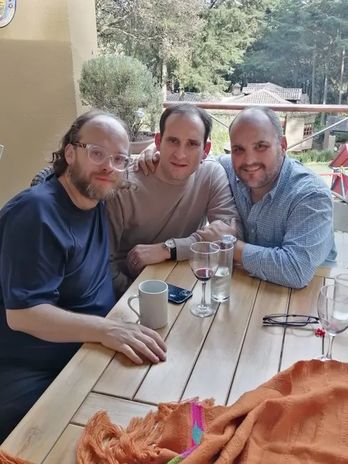 Esteban Rey comparte un momento relajado con amigos en un patio.