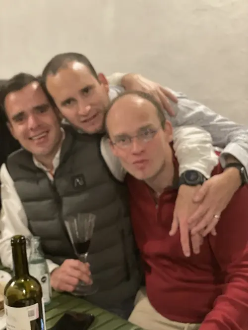 Esteban Rey posa con amigos en una mesa.