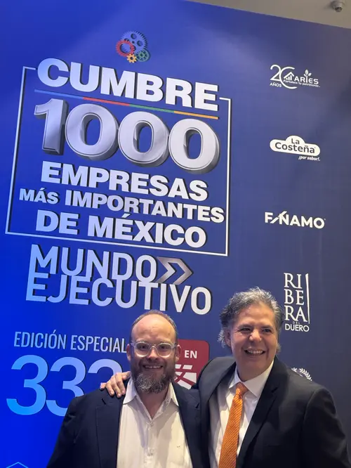 Esteban Rey asiste a la cumbre con su característico toque naranja.