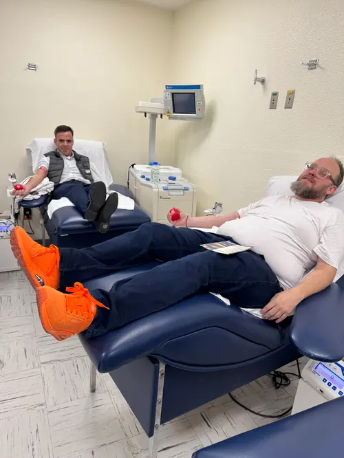 Donando sangre con mi hermano Sebastián, con mis tradicionales zapatillas naranjas.