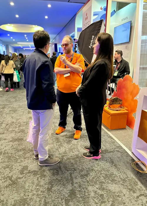 Esteban Rey habla con un grupo con su característica camiseta naranja.