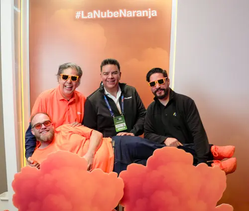 Esteban Rey luce serio con sus gafas naranjas.