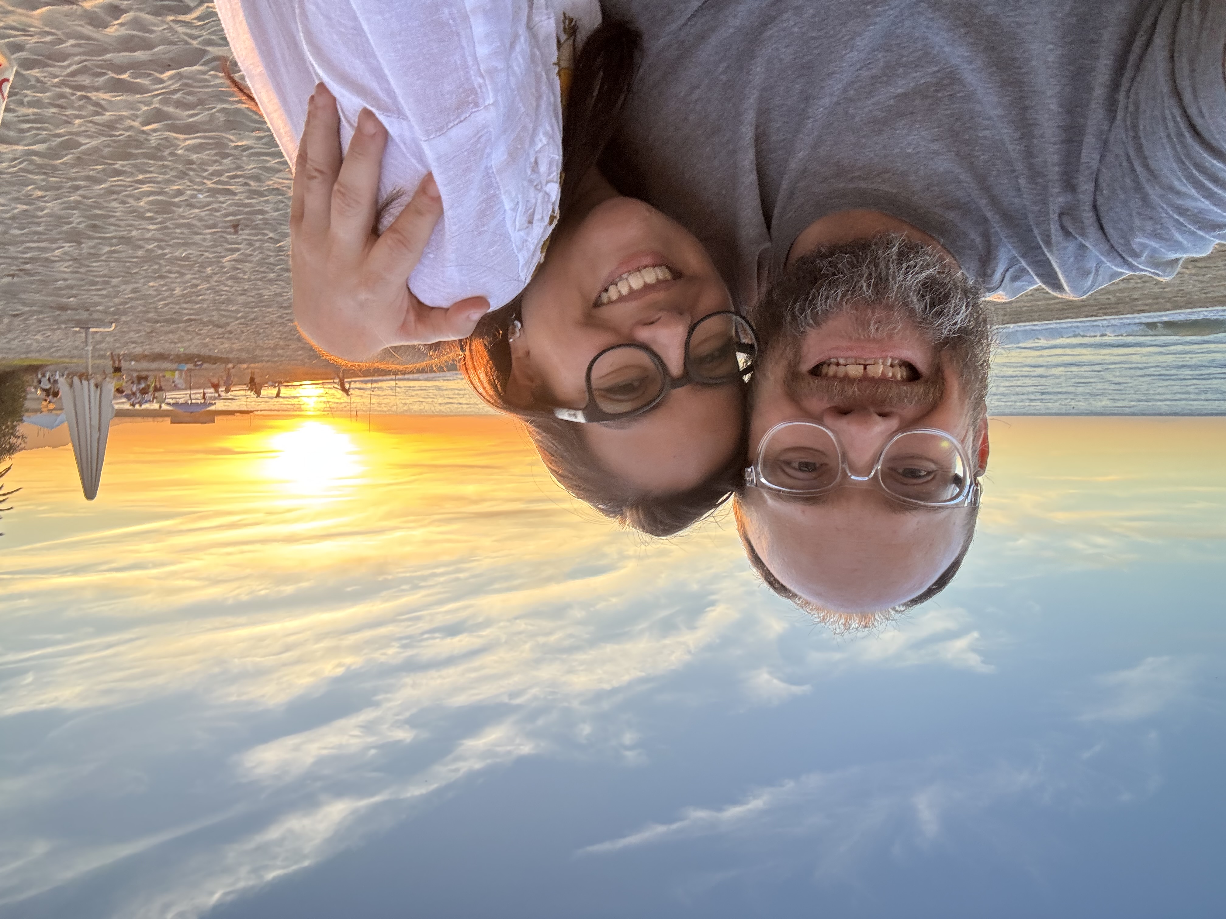 Esteban Rey y su pareja disfrutan del atardecer en la playa.