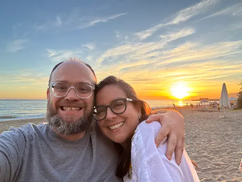 Esteban Rey y su pareja disfrutan del atardecer en la playa.