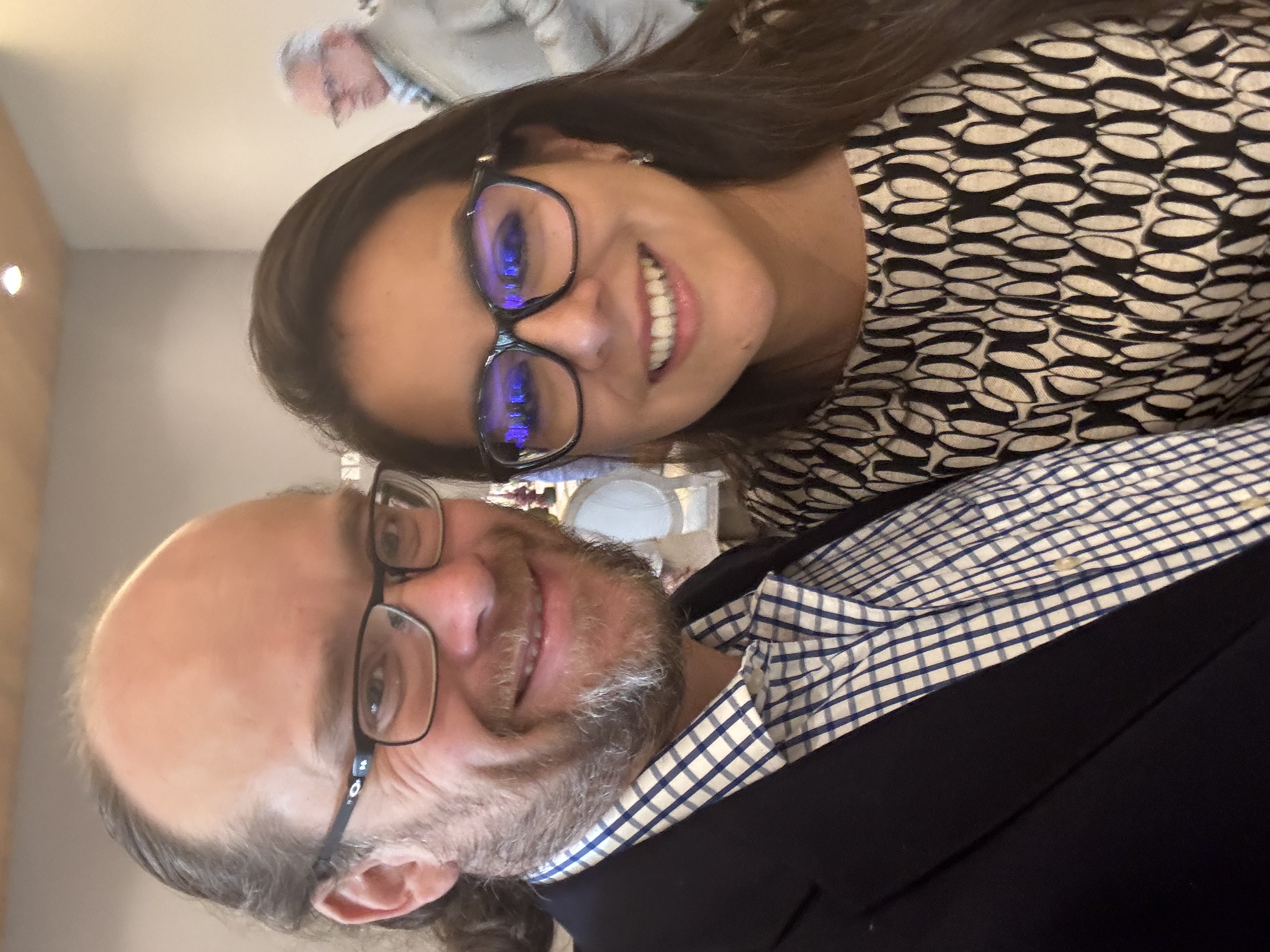 Esteban und @Rocío lächeln gemeinsam.