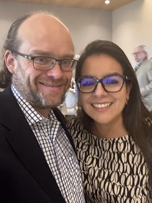 Esteban y @Rocío sonríen juntos.