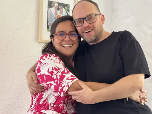 Esteban Rey y su acompañante sonríen juntos.